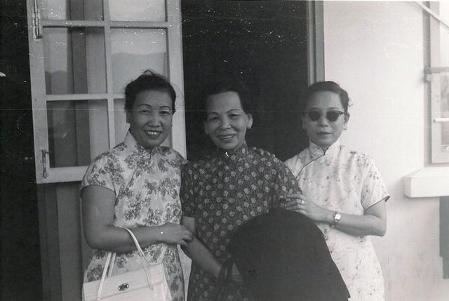 1945 - Tse Family.jpg